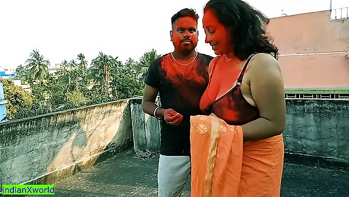 ¡mira A Esta Chica India De 18 Años Involucrarse Por Detrás Del Sexo Con Dos Milfs Atractivas En Un Festival Holi! ¡te Encantará!