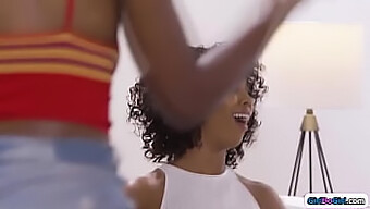 แม่เลี้ยง Misty Stone ให้ Blowjob กับแฟนหนุ่มผิวดําของลูกติดของเธอ