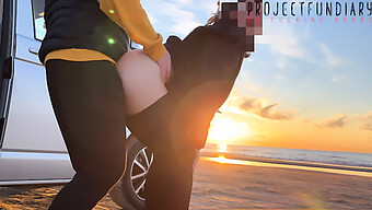 Gata De Yoga Leggings Fica Safada Na Praia Ao Pôr Do Sol