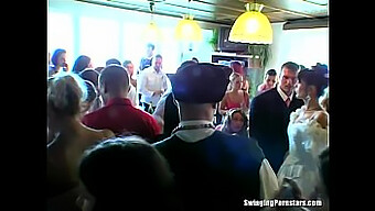 Sexe De Mariage En Public Mène À Une Rencontre De Groupe Sauvage