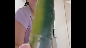 拉丁美女用黄瓜玩肛交