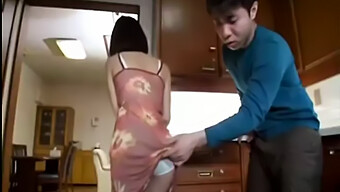 Ibu Asia Ramah Memberikan Blowjob Pada Teman Putra Tirinya.