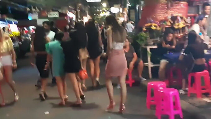 Del 1 Najboljših Tajskih Barskih Deklet Se Sprehaja Po Ulici Pattaya Na Tajskem