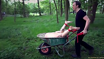 Młoda Kobieta Eksploruje Bdsm Poprzez Brutalny Seks I Bondage.