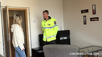 Een Geile Agent Gaat Op Een Wilde Escapade Met Een Escort.