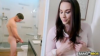 La Milf Mature Chanel Preston Découvre Le Temps De Jeu En Solo De Son Fils