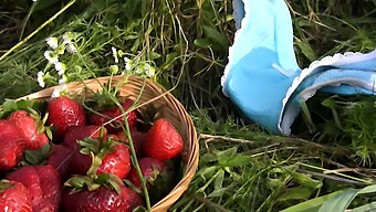 S'Amuser En Plein Air Avec Une Fille Au Goût De Fraise