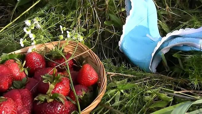 S'Amuser En Plein Air Avec Une Fille Au Goût De Fraise