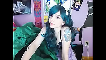 A Camgirl Fofa Kitty Se Entrega Ao Prazer Próprio Para Seus Espectadores