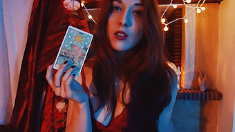 Une Adolescente Rousse Explore Les Cartes De Tarot Et Reçoit Une Branlette Sensuelle.