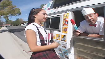 Adolescente Es Follada A Cuatro Patas En Un Video Temático De Helado