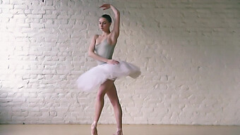 Europese Ballerina In Een Sensuele Dansroutine