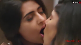 Shiny Dixit Într-O Scenă Senzuală De Sărut Lesbian Indian