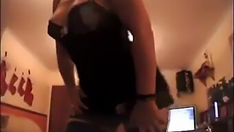 Blonde Milf Plaagt Met Haar Kontje In Een Homevideo