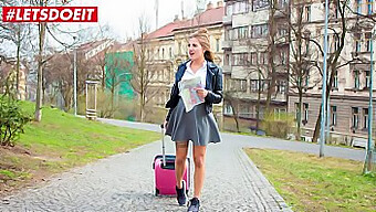 Die Sexy Tschechische Teenagerin Silvia Dellai Genießt Oralsex Und Analsex Mit Dem Muskulösen Einheimischen Ennio Guardi.