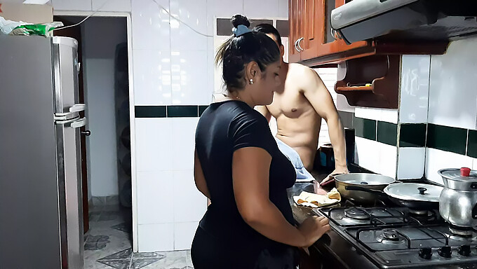 Wanita Dewasa Dengan Payudara Besar Memberikan Blowjob Di Dapur.