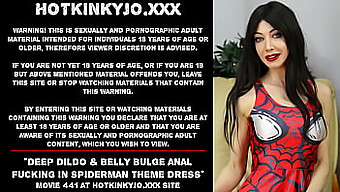 Le Costume De Spiderman D'Une Branlette Ajoute Du Kink Au Jeu De Gode Anal