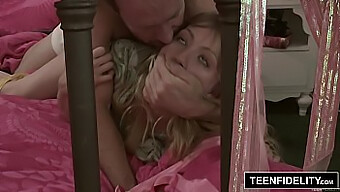 Narozeninové Překvapení Ivy Wolfe: Mladá Blondýnka Dostane Creampie