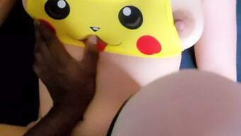 Brunette Babe Uit Frankrijk Verkleed Als Pikachu Ervaart Ruige Seks