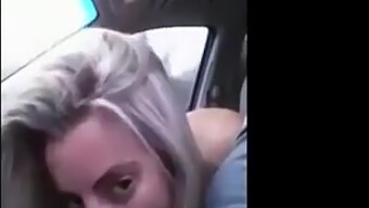 Placer Oral Del Lado Del Coche De Una Rubia