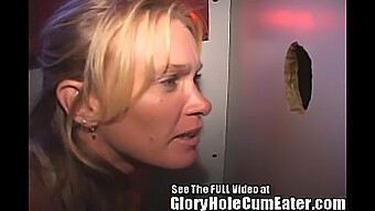 Milf Geniet Van Ruige Seks En Gezichtsbehandeling In Gloryhole Groepssessie