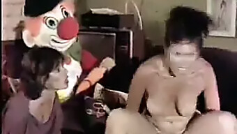 Video Vintage Threesome Dengan Seorang Wanita Muda, Ibunya, Dan Anak Mereka