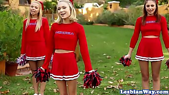 Cheerleaders پس از تمرین، در چهار نفره دهانی و انگشت گذاری شرکت می کنند