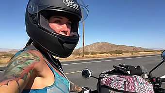 La Aventura Al Aire Libre De Felicity Feline En Moto En Bragas