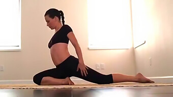 Tập Yoga Thường Xuyên Của Evangeline Lilly