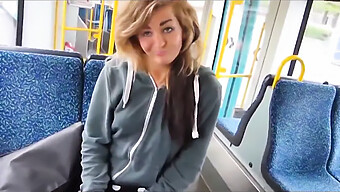 Une Fille Sensuelle Se Fait Plaisir Dans Les Transports En Commun