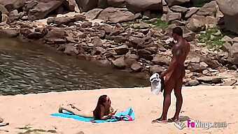 Un Uomo Nero Ben Dotato Sollecita Con Successo Incontri Sulla Spiaggia Con Uomini Nudisti.