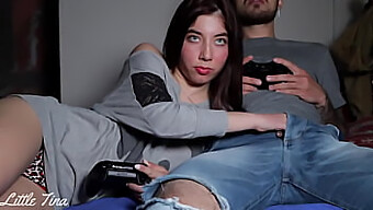 Una Novia Pelirroja Hace Una Paja Para Ganar Un Juego Amistoso De La Fifa Y Recibe Sexo Anal A Cambio