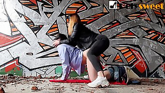 Pareja Joven Se Involucra En Sexo Anal En Medio De Una Fábrica Llena De Graffiti Con Trenes Que Pasan En El Fondo