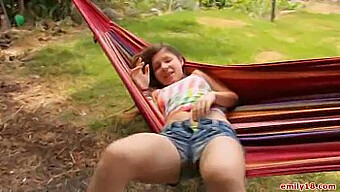 Jovencita Filma Aventuras Al Aire Libre