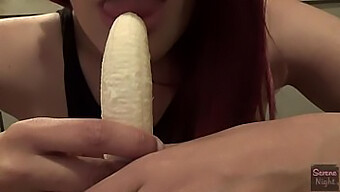 Latinagirl Kämpft Mit Oralen Fähigkeiten An Banane