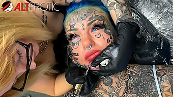 Impresionante Mujer Tatuada Agrega Entintado Facial A Su Colección