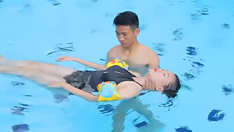 Massage Toàn Thân Thư Giãn Trên Một Nền Tảng Nổi Trong Nước