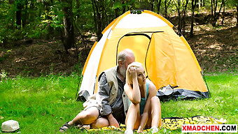 Un Bătrân Primește Un Picnic Delicios De La Un Bărbat În Vârstă