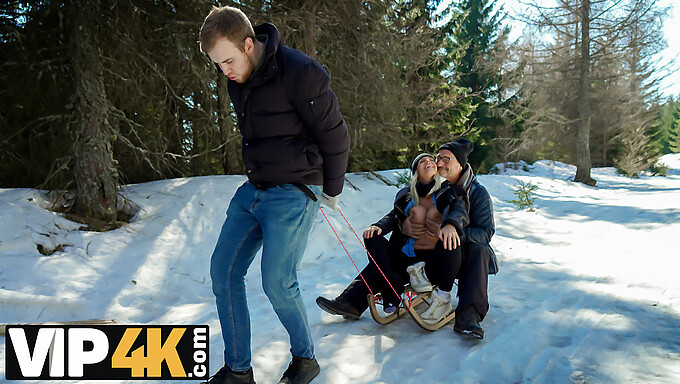 Europäische Teenagerin Lucette Nice Am Kamin Und Verschneite Oral- Und Fick-Session