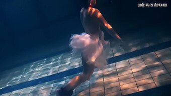 La Ballerine Russe Bulava Lozhkova Donne Une Performance Solo Dans La Piscine