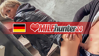 ケビンはmilfヴィッキーへの渇望を満たし、彼女の顔に射精します! Milfhunter24.Com