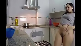 Jesús Sanchez E Pamela Sánchez Em Um Encontro Quente Na Cozinha