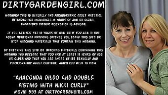 Nikki Curly Hengiver Sig Til Anal Og Dobbelt Fisting Med En Dildo.