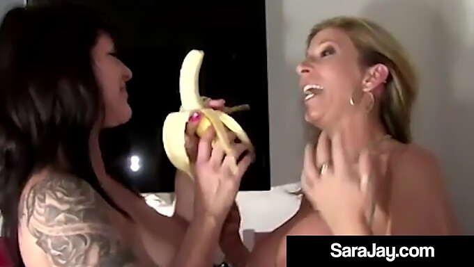 Göğüslü Milf'Ler Sara Jay Ve Daisy, Göğüs Göğüse Eyleme Dalıyorlar!