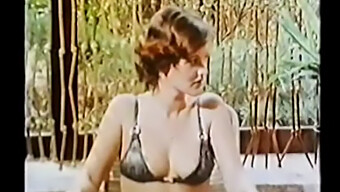 Vintage Milf'Ler Havuz Kenarında Erotik Sauna Seansının Tadını Çıkarıyorlar