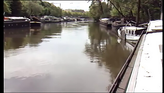 El Viaje Voyeurista De Yves Baillat En Un Barco Transparente Con Carol Lynn