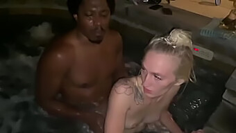 Interracial Og Morsom Pappa Pandas Eventyr Med Blonde Babe Victoria Gracen I Boblebadet