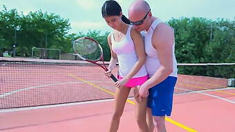 Junge Tennisspielerin Wird In Brutalem 18+ Video Verführt Und Gefickt