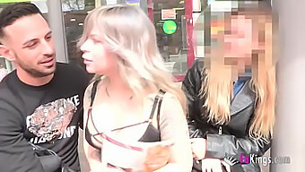 Die Blonde Milf Aris Dark Zeigt Ihre Großen Titten In Der Öffentlichkeit